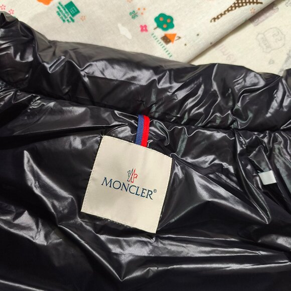 Moncler Shiny Lightweight Casual Warm Down Vest - Picture 13 of 13